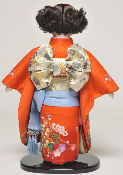市松人形 紫峰作　金襴緞子　朱い着物　綸子絵羽　共箱付き　75cm 市松人形 紫峰作 金襴緞子 朱い着物 綸子絵羽 共箱付き 75cm