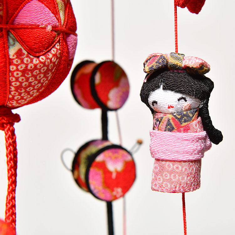 傘付姫毬と縁起の吊るし雛六角背景鏡パールレッドケース飾「大」｜人形 